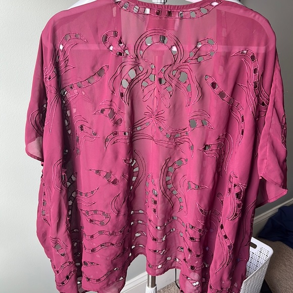 Like new burgundy kimono cover. One size fits all that fits like a large/medium. - Picture 1 of 3
